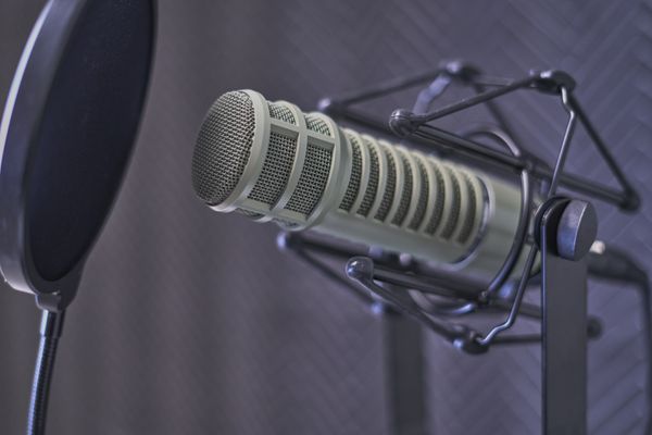 Podcast Hosting Reviews: Simplecast vs. Libsyn